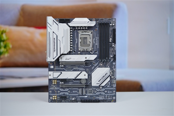 冠軍娛樂：銀白裝甲+黑色PCB！銘瑄Z890-A WIFI主板圖賞