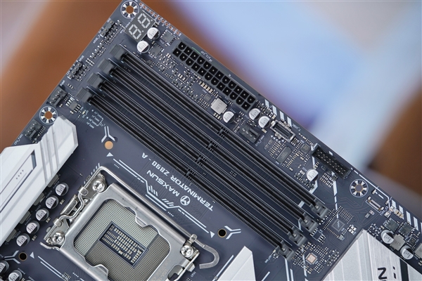 冠軍娛樂：銀白裝甲+黑色PCB！銘瑄Z890-A WIFI主板圖賞