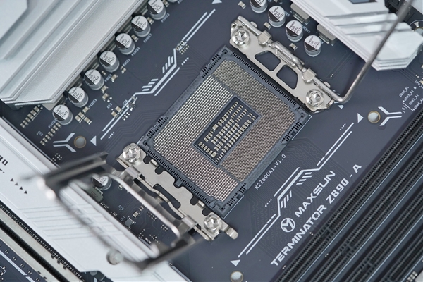 冠軍娛樂：銀白裝甲+黑色PCB！銘瑄Z890-A WIFI主板圖賞