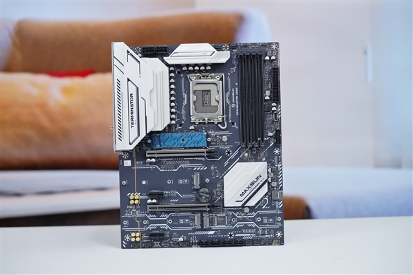 冠軍娛樂：銀白裝甲+黑色PCB！銘瑄Z890-A WIFI主板圖賞