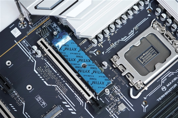 冠軍娛樂：銀白裝甲+黑色PCB！銘瑄Z890-A WIFI主板圖賞