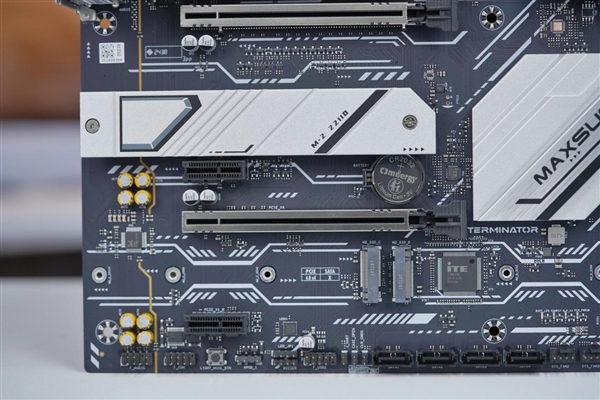 冠軍娛樂：銀白裝甲+黑色PCB！銘瑄Z890-A WIFI主板圖賞