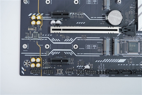 冠軍娛樂：銀白裝甲+黑色PCB！銘瑄Z890-A WIFI主板圖賞