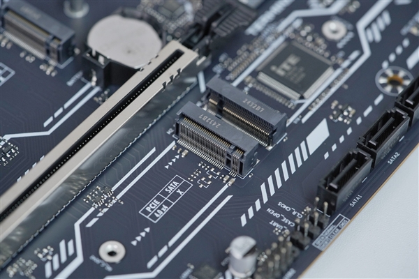 冠軍娛樂：銀白裝甲+黑色PCB！銘瑄Z890-A WIFI主板圖賞