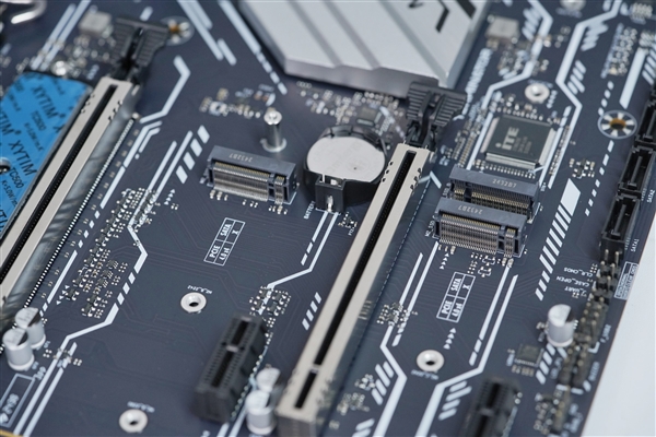 冠軍娛樂：銀白裝甲+黑色PCB！銘瑄Z890-A WIFI主板圖賞