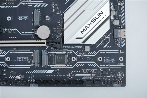 冠軍娛樂：銀白裝甲+黑色PCB！銘瑄Z890-A WIFI主板圖賞