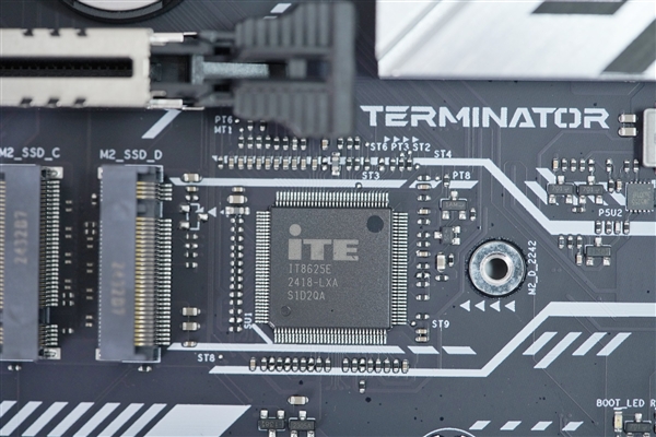 冠軍娛樂：銀白裝甲+黑色PCB！銘瑄Z890-A WIFI主板圖賞