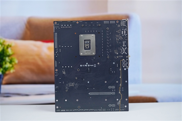 冠軍娛樂：銀白裝甲+黑色PCB！銘瑄Z890-A WIFI主板圖賞