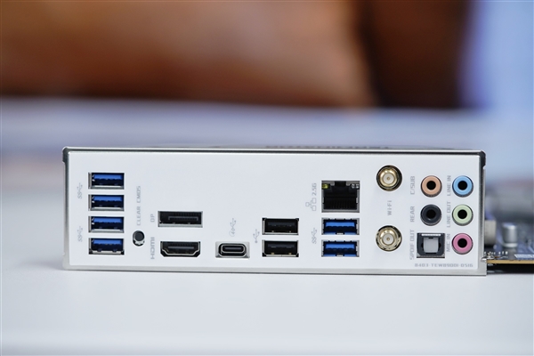 冠軍娛樂：銀白裝甲+黑色PCB！銘瑄Z890-A WIFI主板圖賞